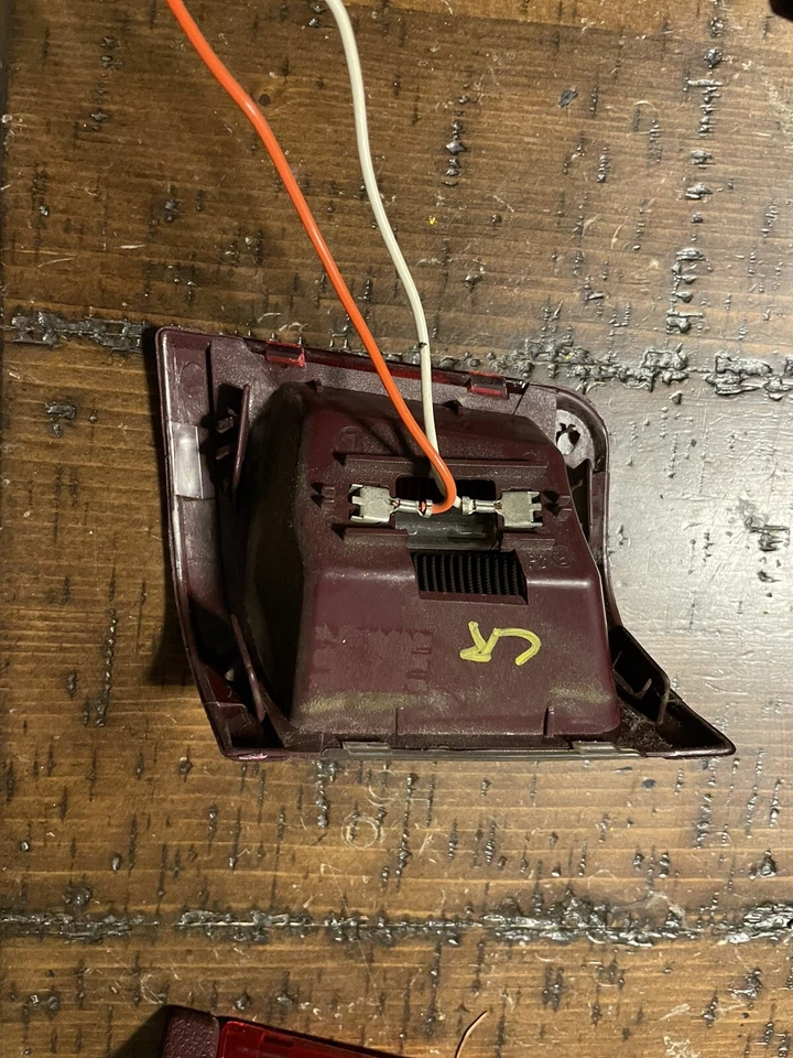 Buick Roadmaster 1994 1995 1996 panel interior puerta cortesía luces marcadoras rojo Foto 3 de 4