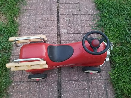 Radio Flyer Little Red Fire Engine No.9 Specialty Series Model 909 Ride and Play - Picture 2 of 8