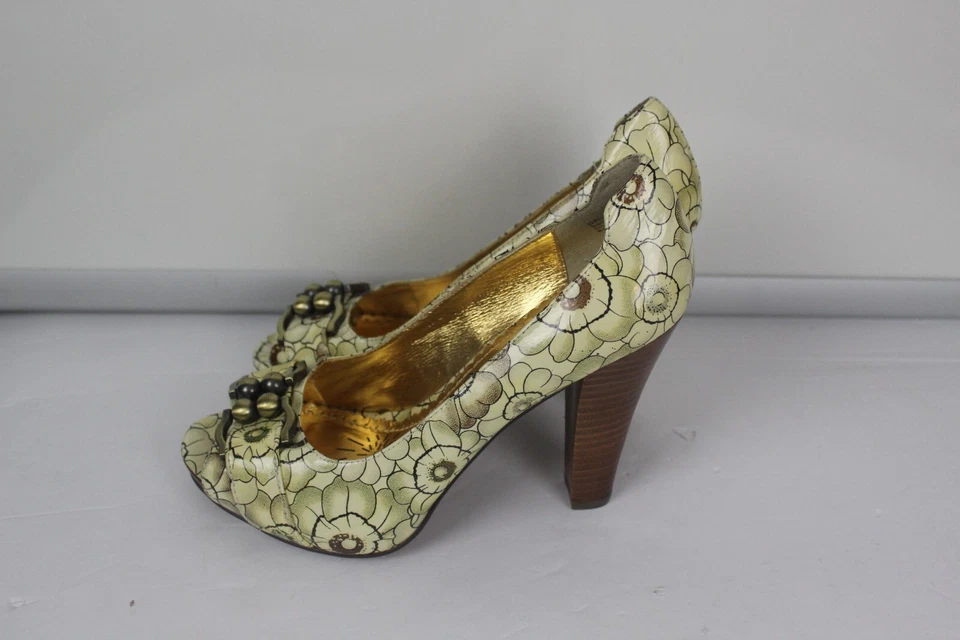 Zapatos Naughty Monkey Tacones Florales con Hebilla Decorativa Cuero Talla 8 Foto 2 de 3