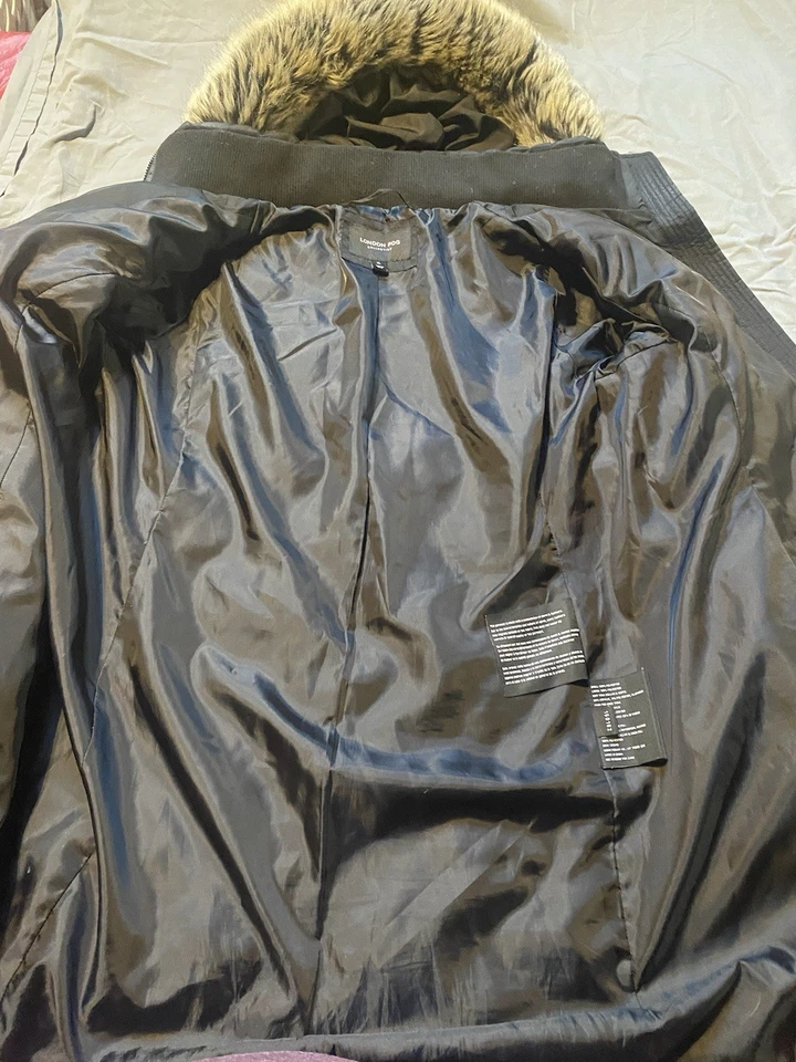 Chaqueta acolchada larga London Fog para mujer, negra, capucha recortada de piel sintética, talla XL Foto 3 de 4