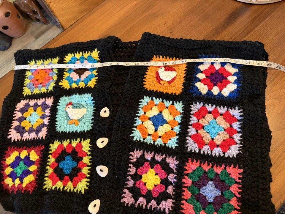 Cárdigan de ganchillo negro chaleco de gran tamaño hecho a mano con cuadrados de abuela Foto 4 de 4