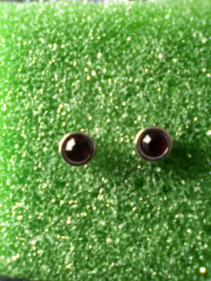 Brincos fantasia cor pedra roxo escuro - Imagem 3 de 4