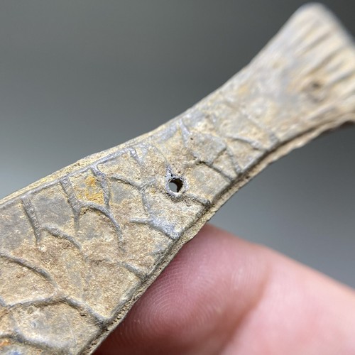 C30 Pendant in fish design (Bronze-tin alloy). Han Dynasty 战汉铜锡合金鱼形饰件 - Picture 4 of 7