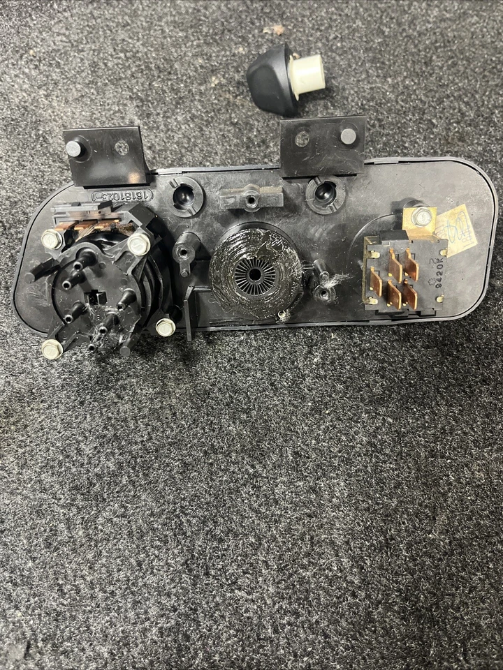 97-02 Camaro RS Z28 Unidad de control de aire acondicionado térmico montaje en tablero Foto 2 de 2