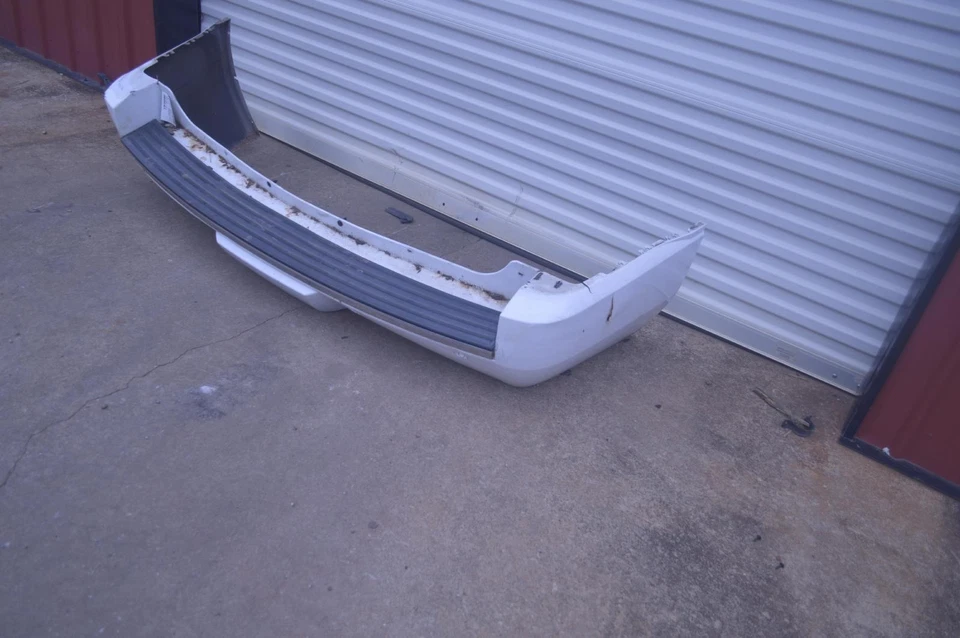 2009-2014 CHEVY TAHOE CONJUNTO DE PAINEL DE TAMPA DE PARA-CHOQUE TRASEIRO COM SENSOR DE ESTACIONAMENTO FABRICANTE DE EQUIPAMENTO ORIGINAL - Imagem 2 de 4