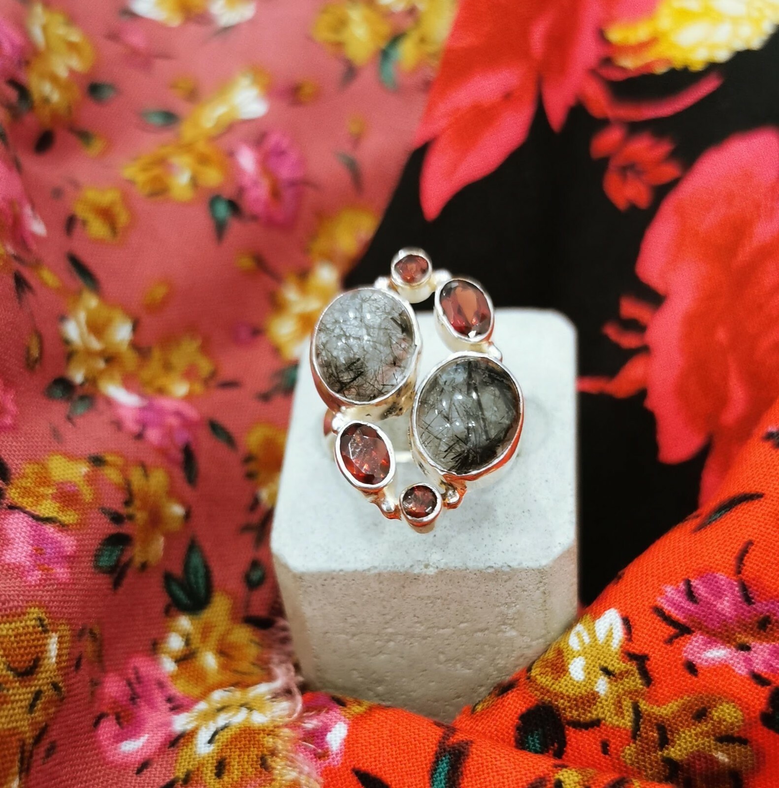 Bague argent massif et quartz rutilé d'exception, sertie de grenats fins