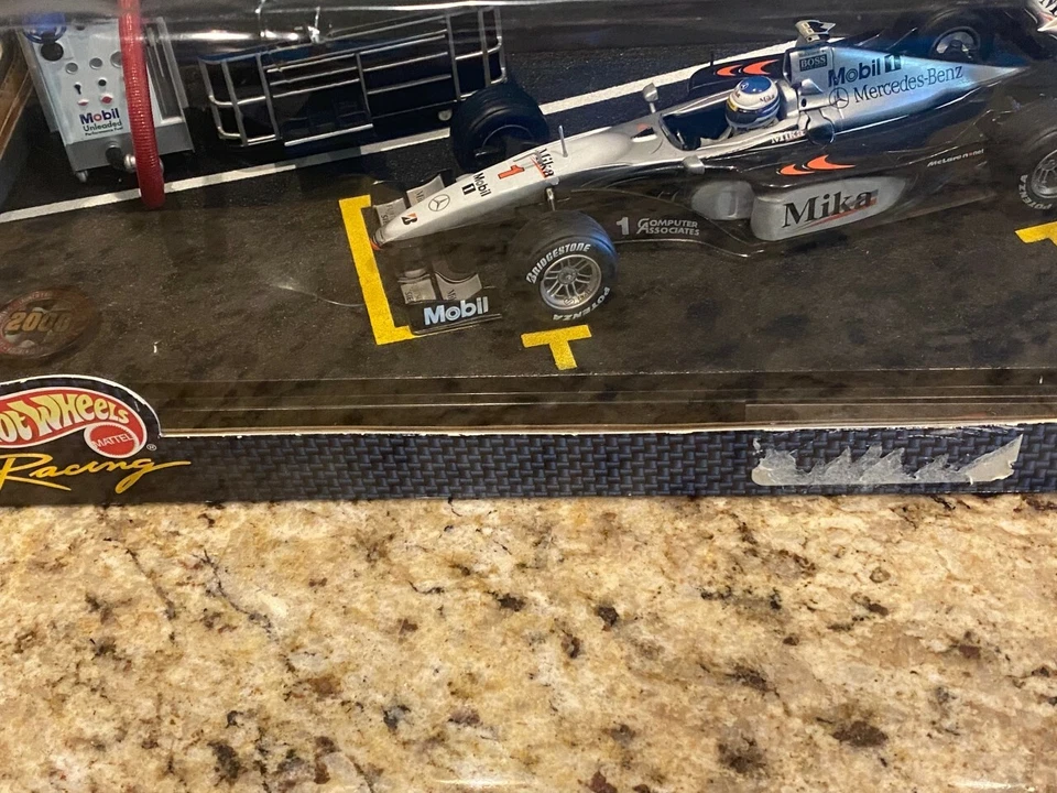 Hot Wheels Mattel PITSTOP DIORAMA McLaren 2000 Launch Edition-Mikka Hakkinen NIB - Image 2 of 4