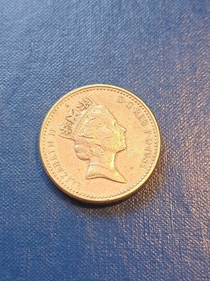 1985 Queen Elizabeth II One Pound Coin Upside Down Engraving on Edge of Rim