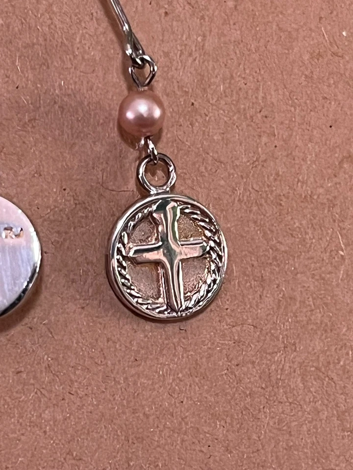Pendiente Cruz Plata Avon con Pequeña Perla Rosa 925 Foto 3 de 3