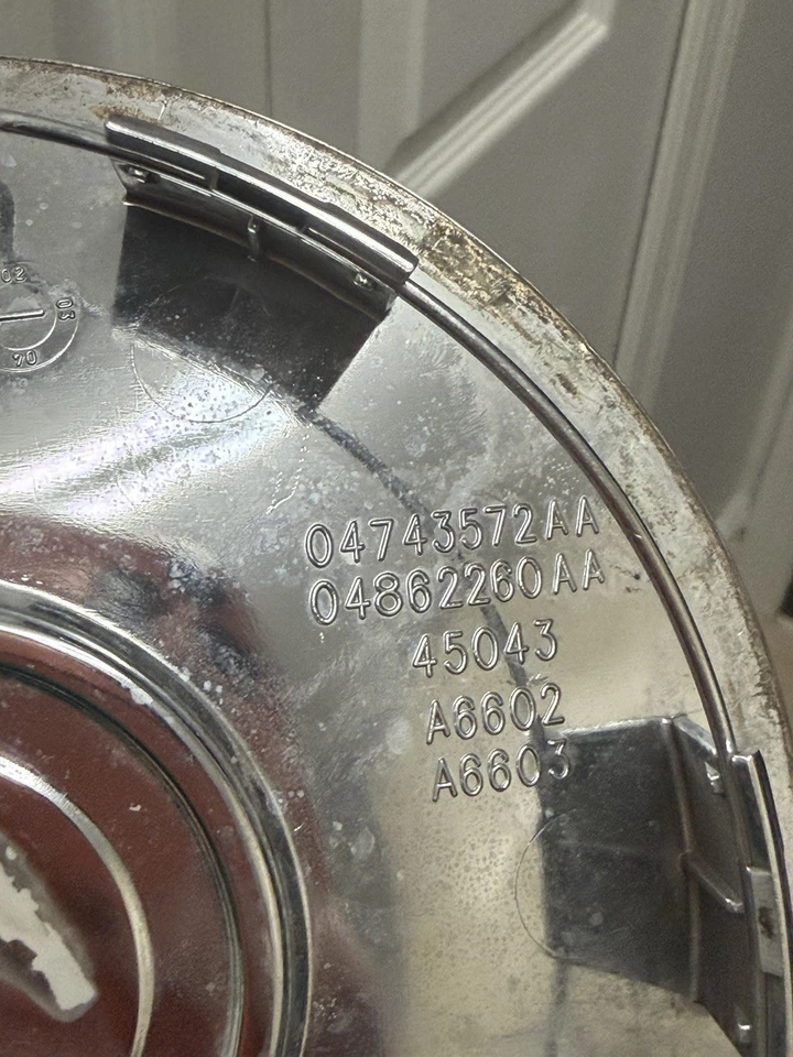 Chrysler Town & Country 2004-2007 OEM rueda cromada tapa central 04743572AA Foto 4 de 4