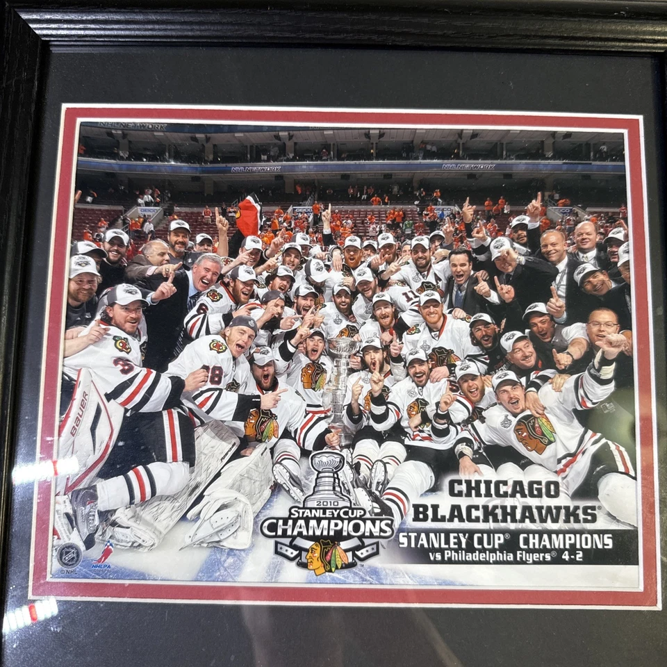 Foto enmarcada de los Chicago Blackhawks 2010 Stanley Cup Champ moneda de oro red pieza marco Foto 2 de 4