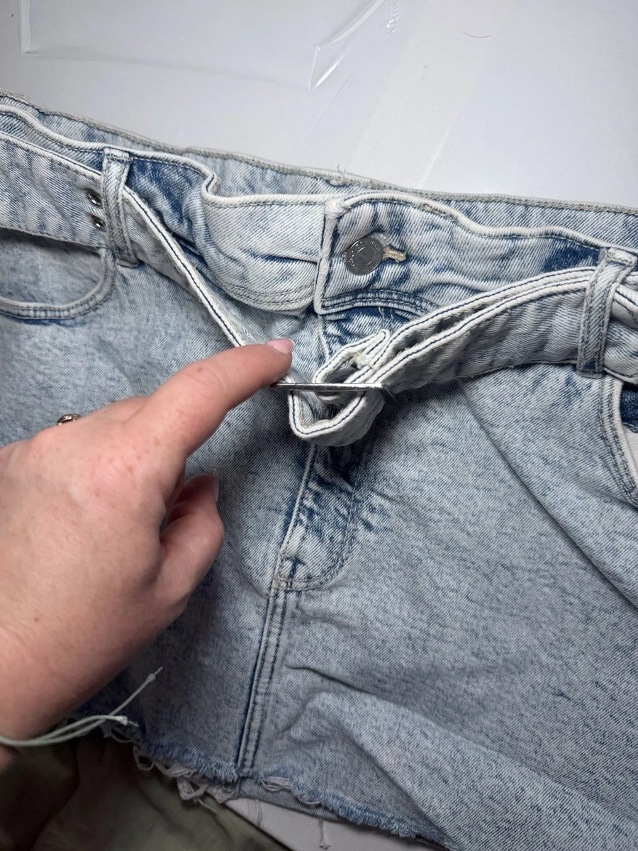 Minifalda de mezclilla Bershka lavado ácido dobladillo crudo envejecido con cinturón Y2K talla UK 12