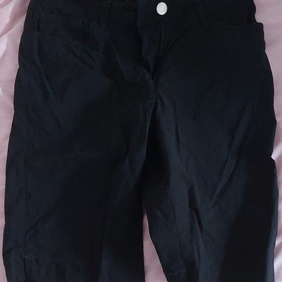 Es Ist Eine Kurze Hose In Schwarz Und Vorne Und Hinten Hat Es Zwei Taschen