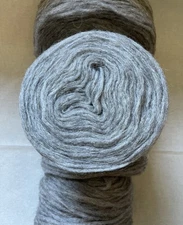 Honer Och Eir - Nutiden Yarn Unspun, Pencil Roving - TRIPP natural mid grey 300g