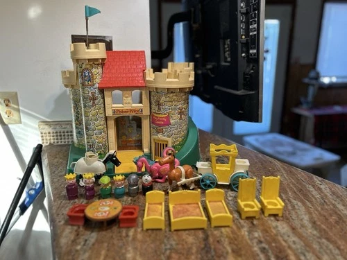 Vintage Fisher Price 1974 COMPLETE PLAY FAMILY CASTLE #993  COMPLETE