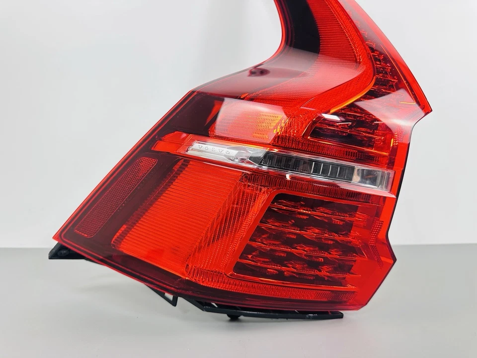 Luz trasera exterior lateral del conductor trasero izquierdo Volvo XC60 2018-2025 LED 31655358 OEM Foto 2 de 4