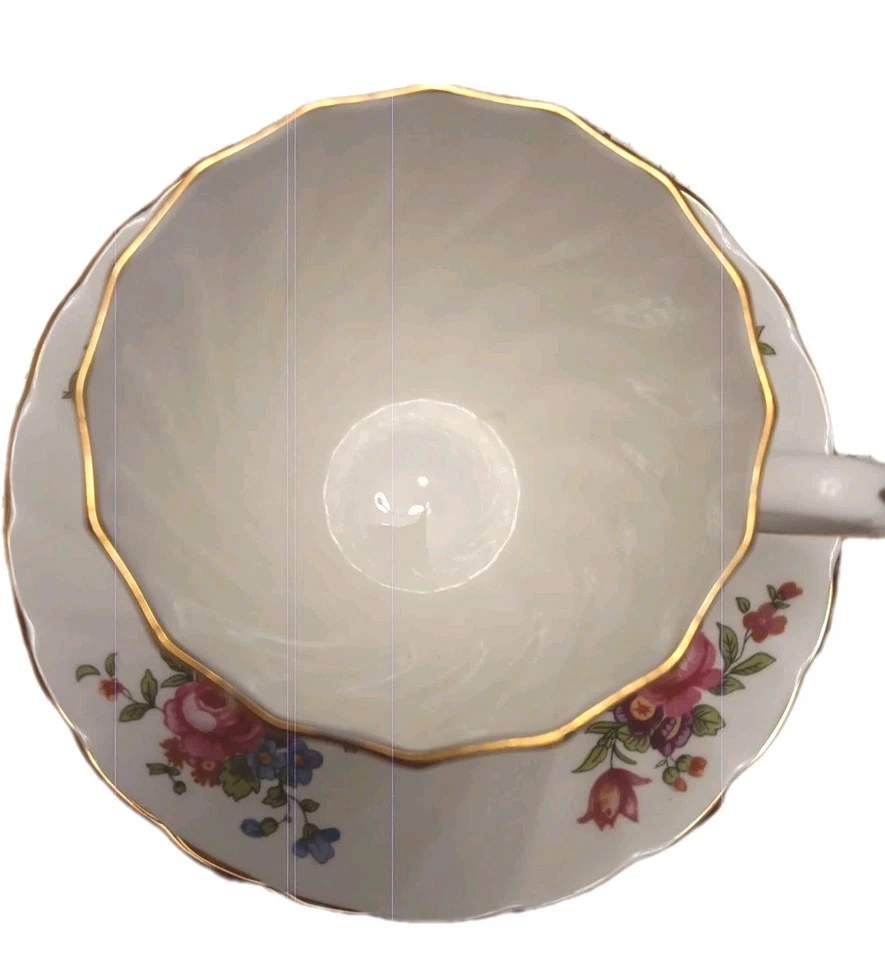 Taza de té y platillo floral Stafford vintage con porcelana de hueso con adornos dorados Foto 2 de 4