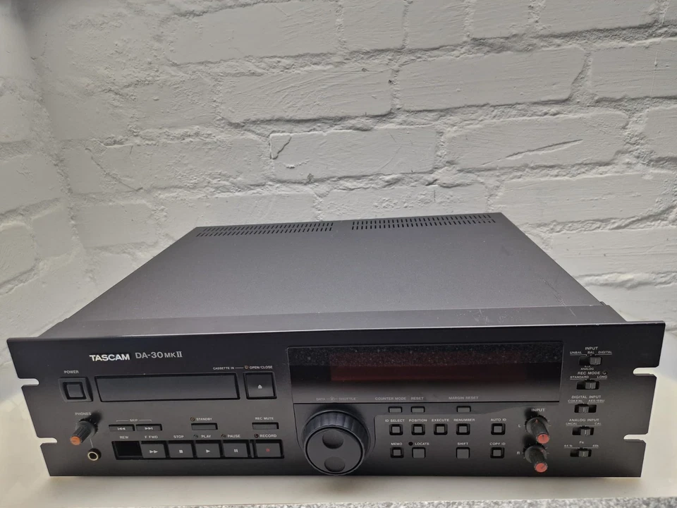 TASCAM DA-30MKII DAT Recorder Profi Digital Audio Kassettenspieler Studio Unit - Bild 2 von 4