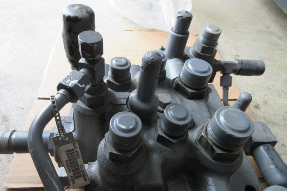 Válvula Bobcat 7419314, OEM usada un par de horas, retirada incorrecta, flujo estándar Foto 4 de 4