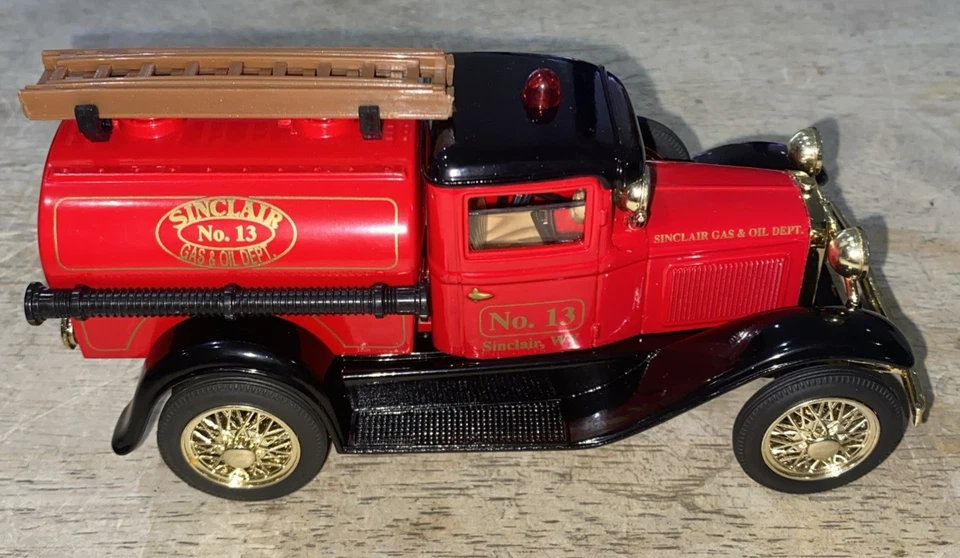 Speccast Sinclair Oil 1925 Ford Model A Pumper Die-cast Coin Bank, New/Box & Tin - Image 4 of 4