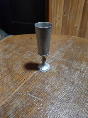 Ein Glas Zinnrune funktioniert am ITC. Zone 70er Jahre