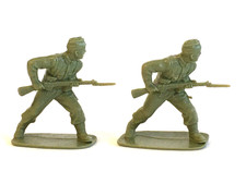 2 x AIRFIX. 1970's WWII BRITISH COMMANDO PLASTIC SOLDIERS. 1/32 ORIGINAL ISSUE
