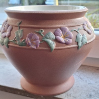 Keramik-Übertopf mit reliefartigen Blumenmuster im Stil der Roseville Pottery