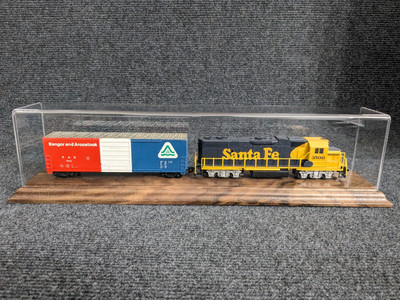 18'' Long HO Scale Model Train Display Case, Walnut Base Excellent Quality-NEW