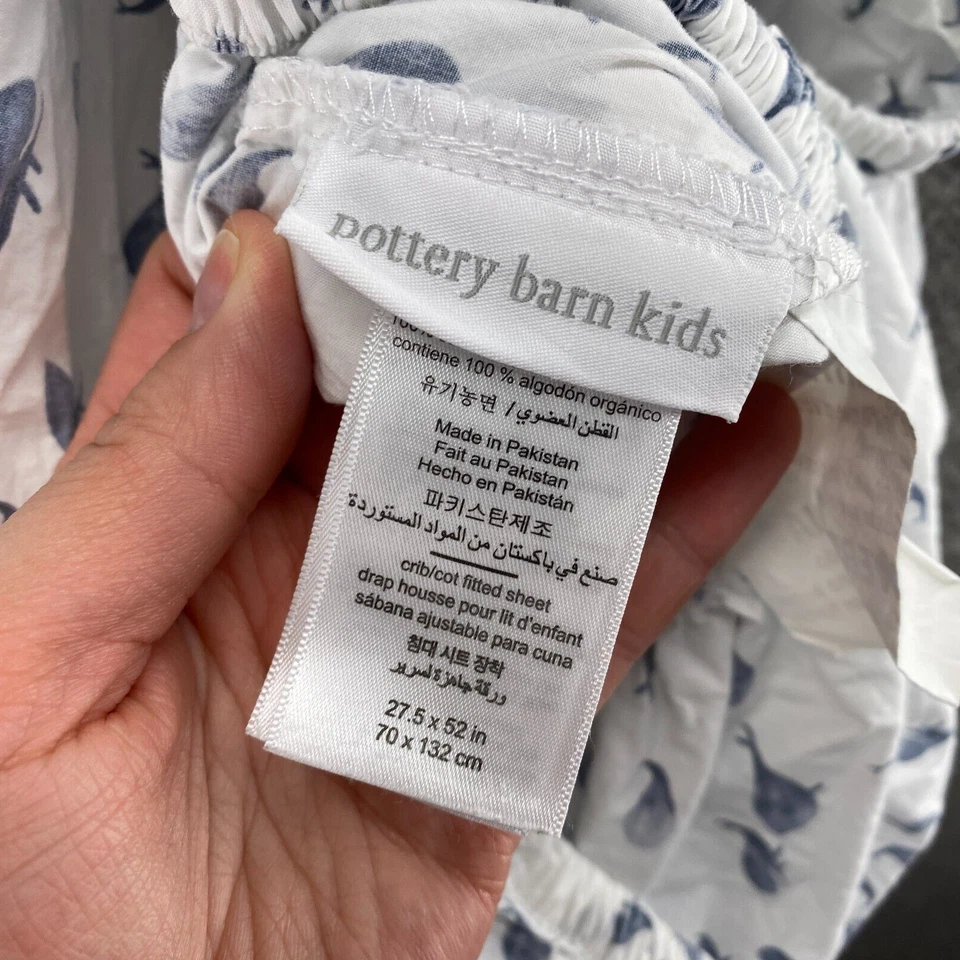 Sábana cuna Pottery Barn Kids Mermaids Cove algodón orgánico estampado de peces blancos Foto 3 de 4