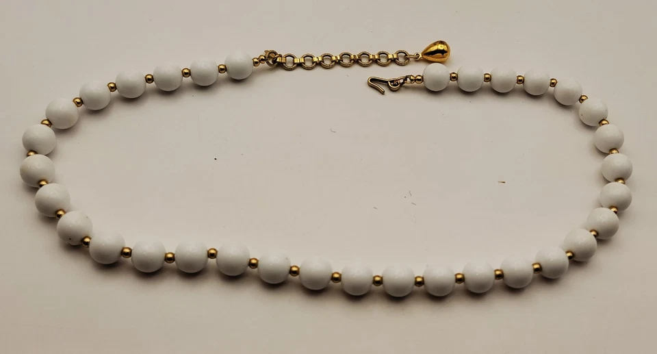 Vintage 80s Firmato Monet Bianco Lucite Perline con Oro Tono Distanziatori 18 " - Immagine 2 di 3