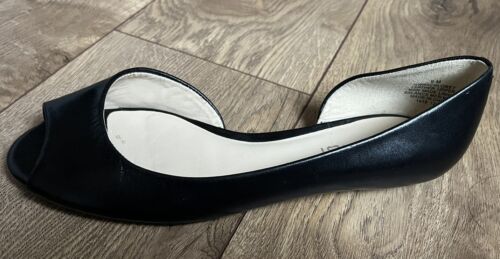 NOWE Nine West czarne płaskie skórzane buty z otwartymi palcami rozmiar 6 M - Zdjęcie 1 z 5