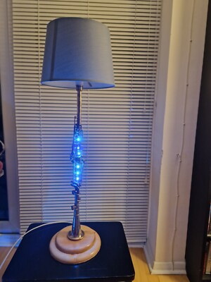Antike Metall Klarinette Tischlampe auf Holzfuß Unikat innovatives Design.