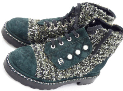 Chanel Tweed Stiefel Stiefeletten Perlen Knöpfe grün Wildleder Kettenverzierung Flats 3,5