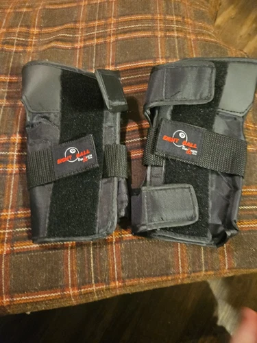 Eight 8 Ball High impact Wristsaver size 14 + By triple eight~Black