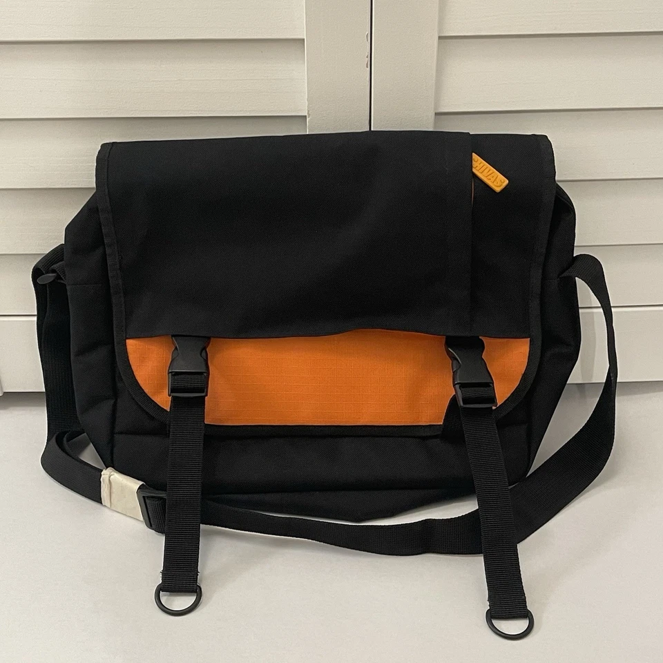 Bolso Mensajero Chivas Regal Negro Naranja Hombro Laptop Logo Forrado Promoción Foto 2 de 4