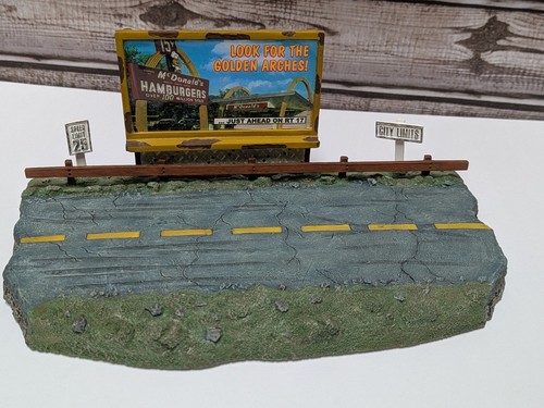 Racing Champions Roadside Road 1/64 Scale Car Diorama Scene