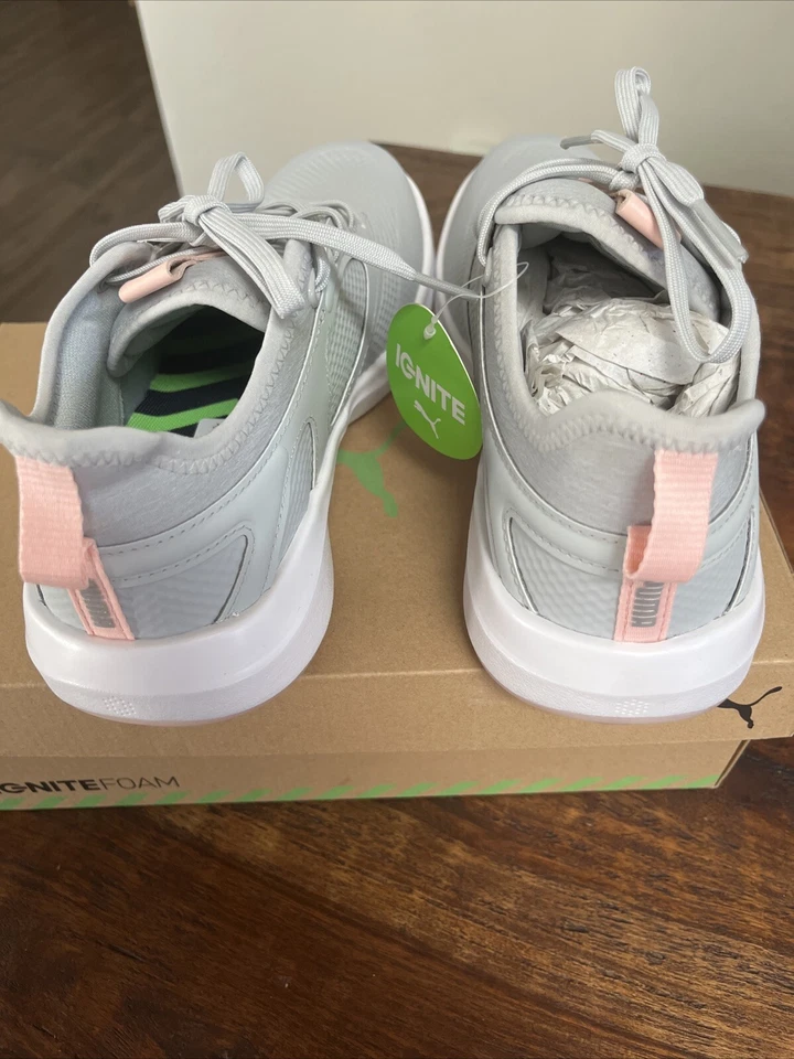Zapatos de golf para mujer PUMA IGNITE Malibu sin clavos color plata/rosa polvo Foto 4 de 4