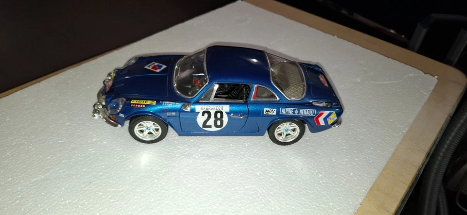 Auto modello Alpine A110 Burago scala 1/16 - Immagine 2 di 4