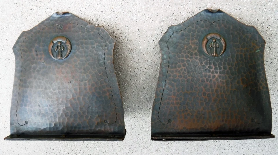 ANTIGUO SUJETALIBROS MARTILLADO KOPPERKRAFT MISIÓN FIRMADA ARTESANÍAS COMO NUEVO 1910 Foto 3 de 4