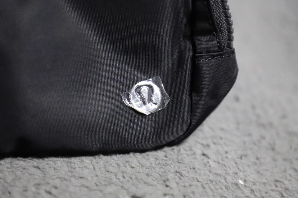 Nuevo con etiquetas Bolso Cinturón Lululemon Everywhere 1L Negro/Blanco Marca Bandolera Paquete Cintura Foto 4 de 4