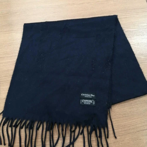 Foulard CHRISTIAN DIOR neuf avec étiquette / moelleux