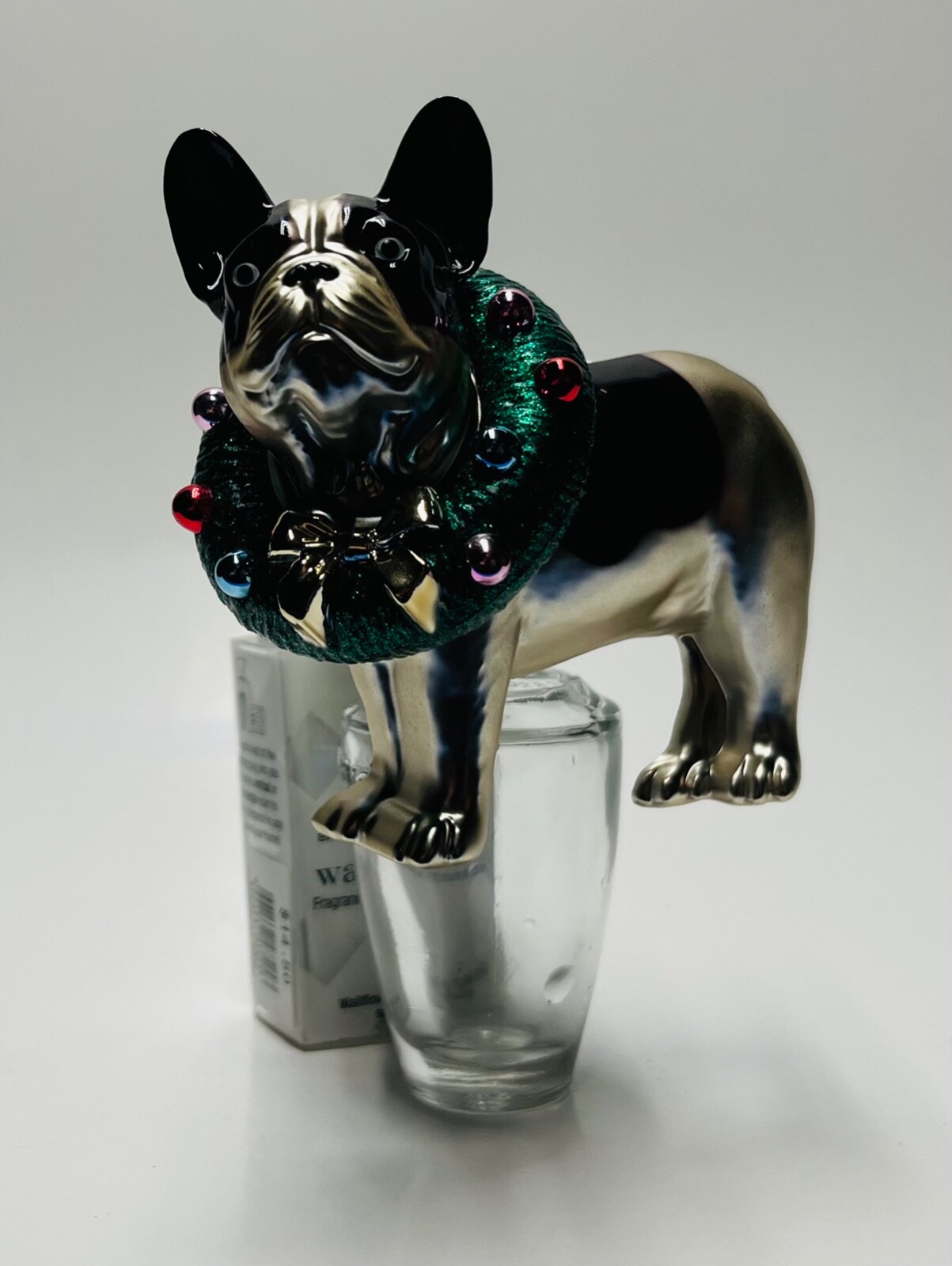 1 Bath & Body Works Christmas Wreath Pug Wallflower Plug-In Diffuser Holder-image
