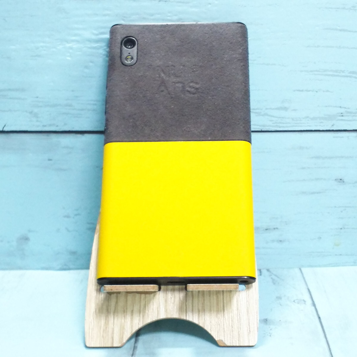 NuAns NEO　WindowsPhon Nuans Neo is a Windows 10 Mobile phone with 5-inch display