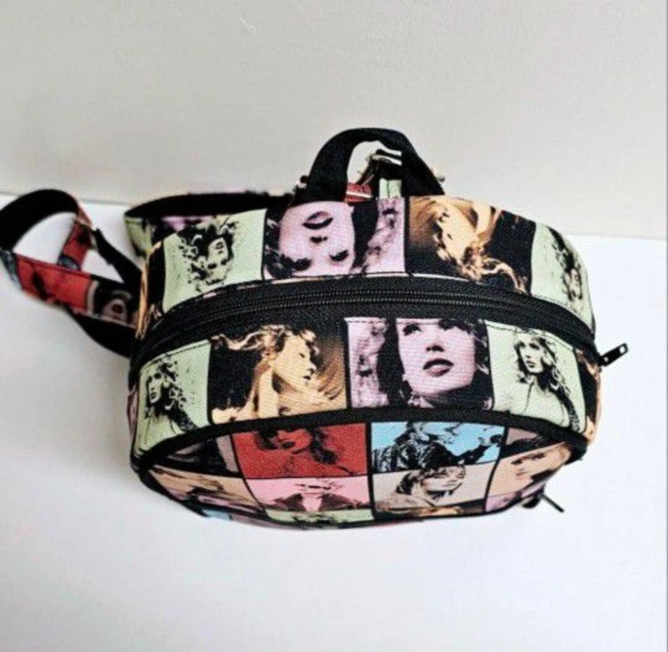 MINI MOCHILA TAYLOR SWIFT COLLAGE  Foto 4 de 4