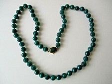 Collana vintage con perle di vetro verde e chiusura argento 800