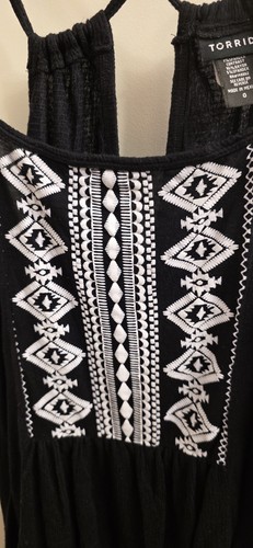 Torrid 0x Blouse Top Black & White Embroidered Cami, Rayon, Lightweight, Worn 1X - Picture 2 of 10