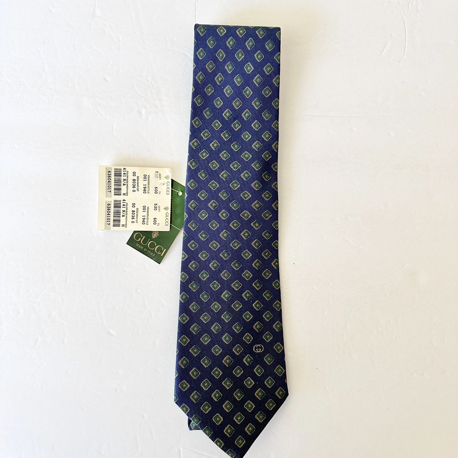 Abito uomo scollo cravatta blu nuovo con etichette vintage anni 80 Gucci Made in Italy 100% seta