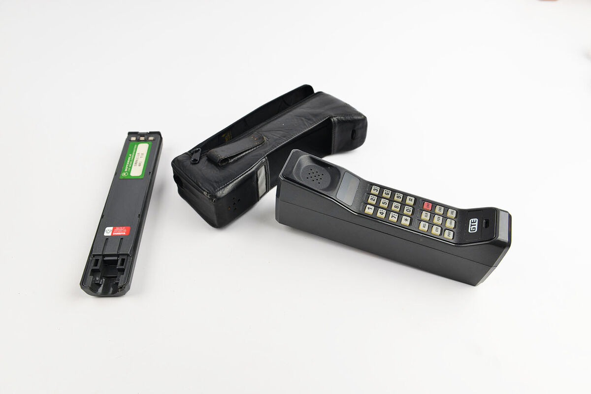 Motorola Mobile F09LFD8438AG Thick Brick Cell Phone Cellular Motorola Mobile F09LFD8438AG Thick Brick Cell Phone Cellular