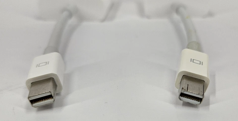 Bundle of Apple Mini DisplayPort Adapters A1305 DVI And A1307 VGA - Image 3 of 4