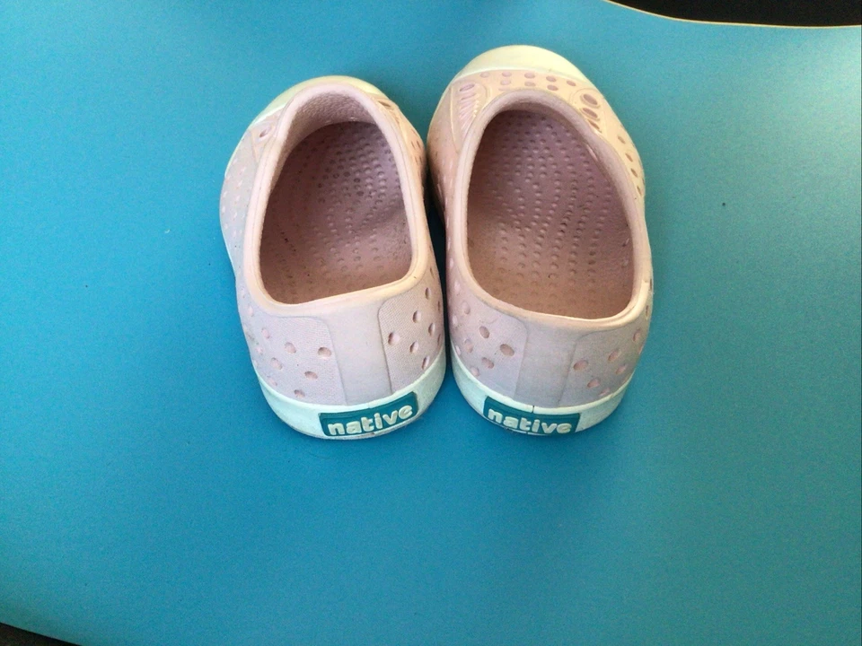 Zapatos Nativos Niño Pequeño Talla 6 Rosa Con Suela Blanca Foto 3 de 4